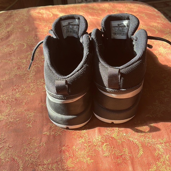 Nike team hustle D7 used high top black sneakers - Picture 4 of 9